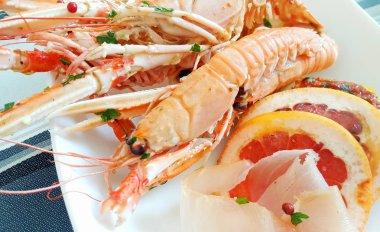 Deniz ürünleri meze ile karides, ton balığı carpaccio ve greyfurt dilim 