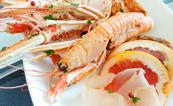 Deniz ürünleri meze ile karides, ton balığı carpaccio ve greyfurt dilim 