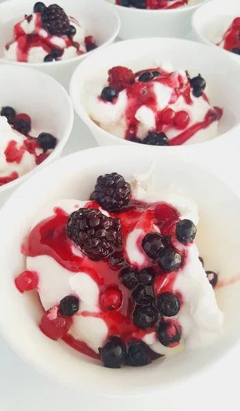 Postre bavarese con crema de yogur y bayas —  Fotos de Stock