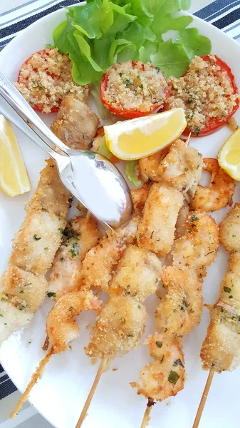Fish skewers with shrimp and swordfish baked in the oven — Stock Photo, Image