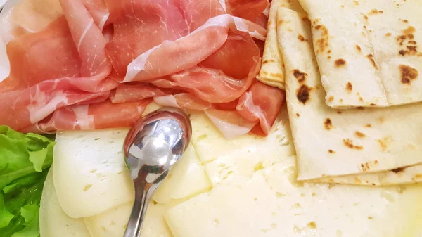 Italienische Piadina mit Schinken, Käse und Salat — Stockfoto
