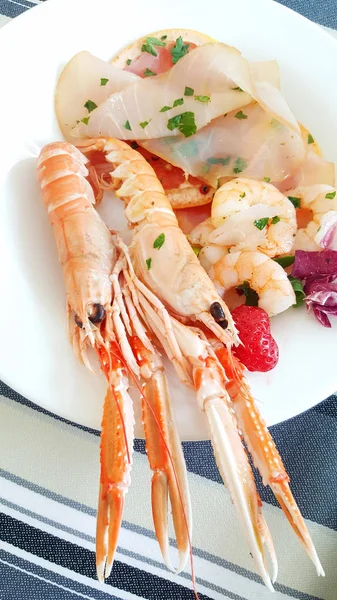 Deniz ürünleri meze ile karides, ton balığı carpaccio ve greyfurt dilim