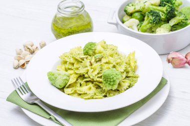 makarna brokoli pesto ve fıstık ile