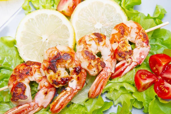 Plato de gambas a la parrilla con ensalada y tomates cherry — Foto de Stock