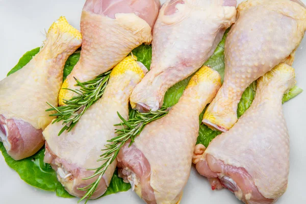 Chicken thighs in a white plate on black wood table — Stock Photo, Image