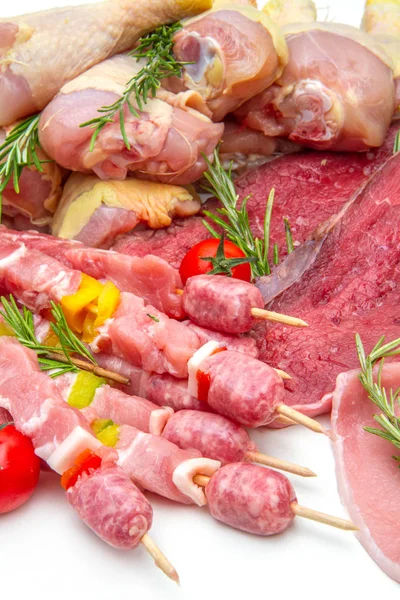 Rohe Mischung Fleisch isoliert auf weißem Hintergrund — Stockfoto