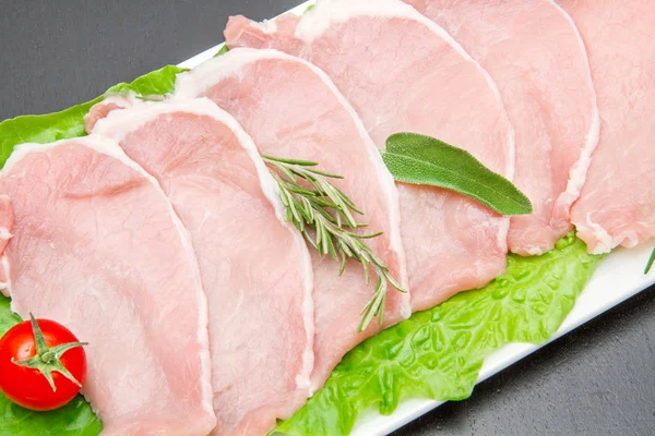 Scheiben Schweinelende auf Teller — Stockfoto