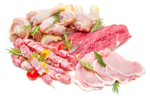 Rohe Mischung Fleisch isoliert auf weißem Hintergrund — Stockfoto