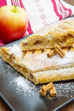 elma strudel taze elma ve tarçın ile