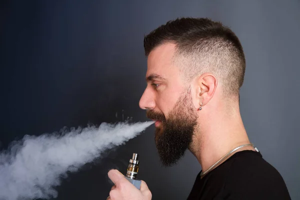 Beared man Rookvrije elektronische sigaret — Stockfoto