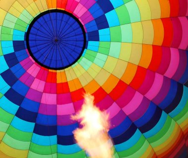 Alev yanan ile sıcak hava balonu 