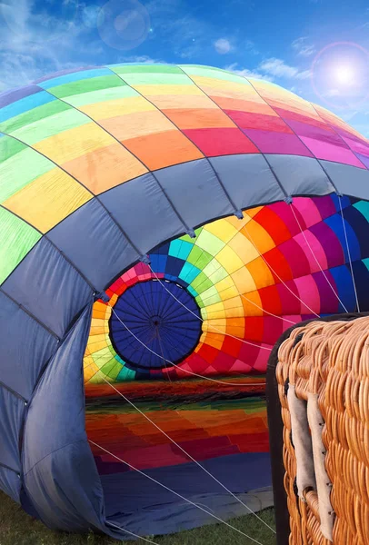 Multi gekleurde hete lucht ballon uitzicht vanaf binnen — Stockfoto
