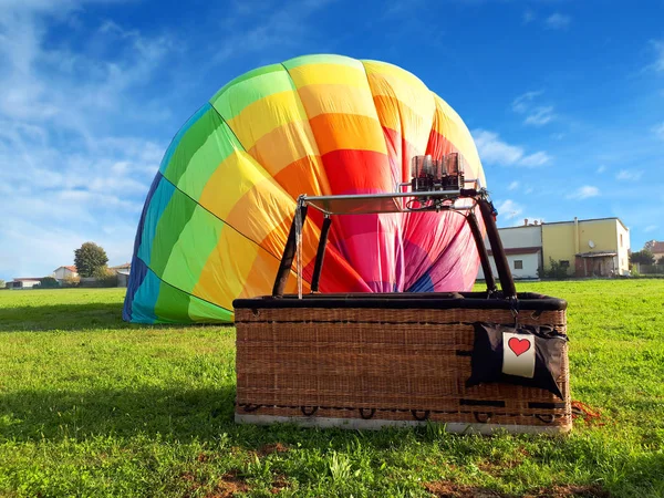 Multi gekleurde hete luchtballon met rood hart op het gebied — Stockfoto