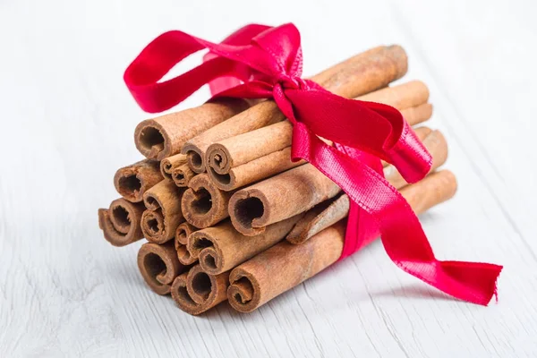 Cinnamon stick on white wooden background — Stock Photo, Image