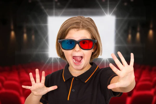 Jong meisje schreeuwen 3D-bril in de bioscoop — Stockfoto