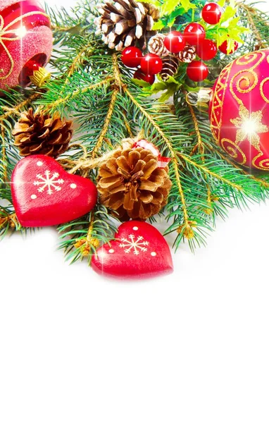 Bolas de Natal e ramos de abeto com decorações isoladas sobre — Fotografia de Stock