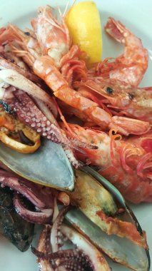 küçük çocuk palyaço nesne karnaval için giyiyor 