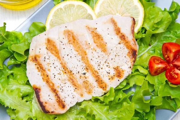 Fillet of grilled tuna with salad and tomatoes — Stock Photo, Image