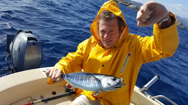 Rybář s tuňákem jen zaujalo — Stock fotografie