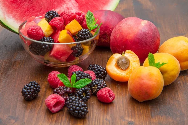 Blandad fruktsallad med färsk frukt — Stockfoto