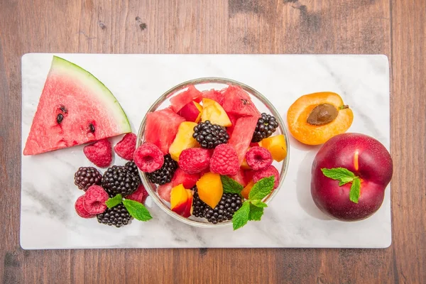 Blandad fruktsallad med färsk frukt — Stockfoto