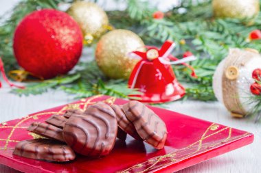 Noel dekorasyonu ile çikolata bisküvi 