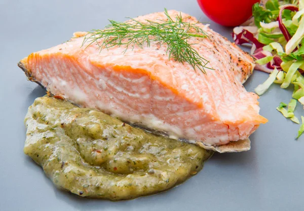Filete de salmón con salsa y ensalada mixta —  Fotos de Stock