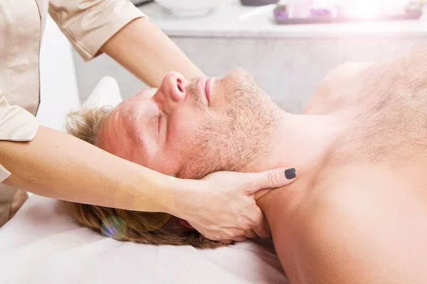 Człowiek zaczyna masaż w centrum thebeauty — Zdjęcie stockowe