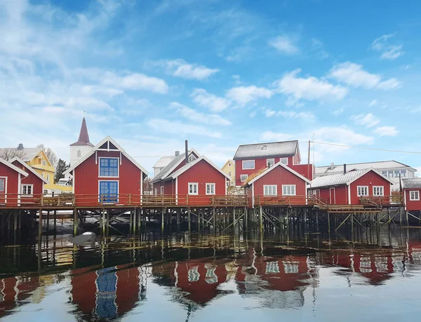 Röda stan nära lofoten i Norge — Stockfoto