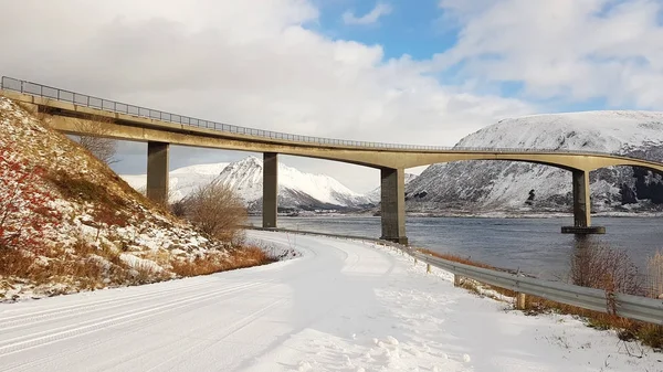 Schöne Aussicht auf verschneite Straße in Norwegen — Stockfoto