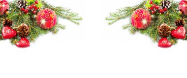 Noel topları ve çam dalları üzerinde izole süslemeleri ile 