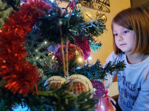 Gelukkig Meisje Zoek Kerstboom — Stockfoto