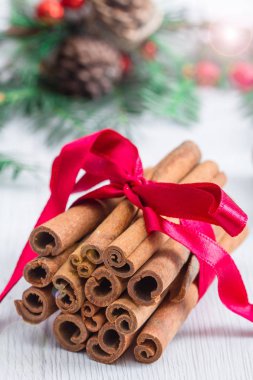 Noel dekorasyonu ile kabuk tarçın 
