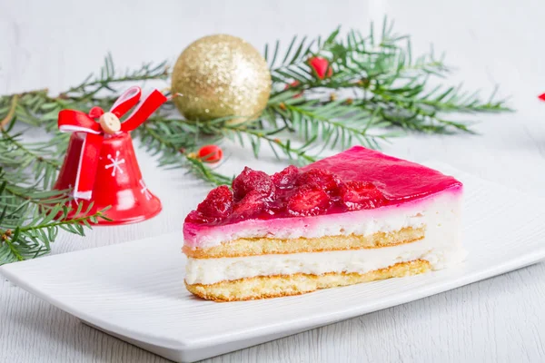 クリスマスの装飾とイチゴのチーズケーキ — ストック写真