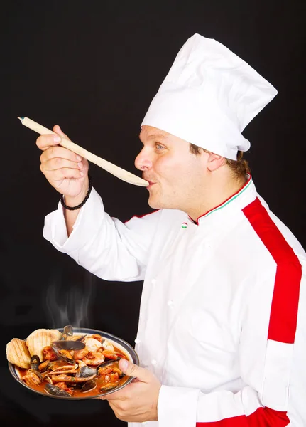 Ein Koch Der Eine Köstliche Fischsuppe Probiert — Stockfoto