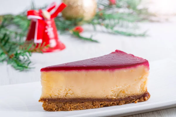 クリスマスの装飾とイチゴのチーズケーキ — ストック写真