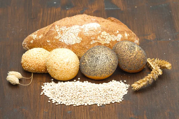 Pan sano multi grano en madera — Foto de Stock