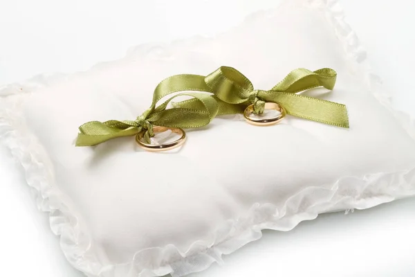 Gold wedding rings on white pillow — Stock Photo, Image