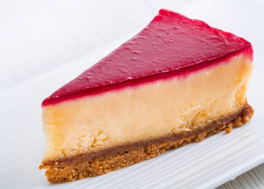 Beyaz çanak üzerinde Cheesecake 