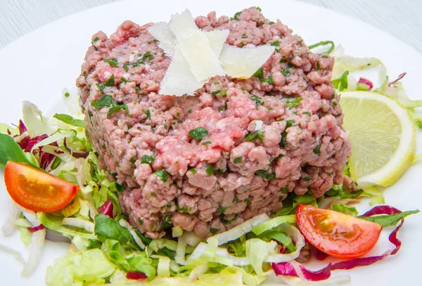 Steak tartare dengan salad dan tomat — Stok Foto