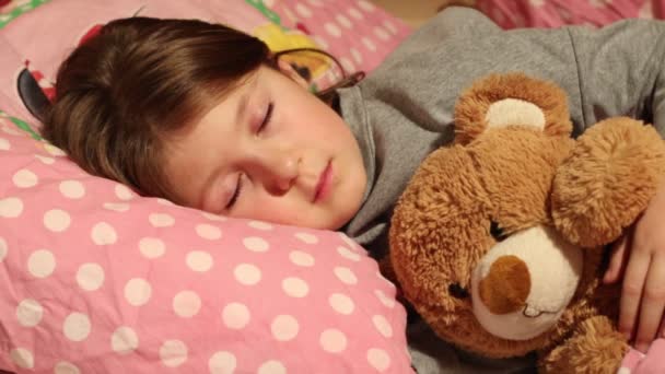 Menina Que Dorme Com Seu Brinquedo Macio Acorda Sorrindo — Vídeo de Stock