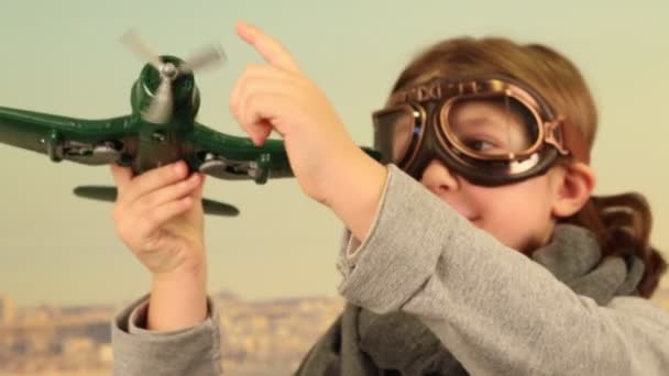 Criança Feliz Brincando Com Avião Brinquedo — Vídeo de Stock