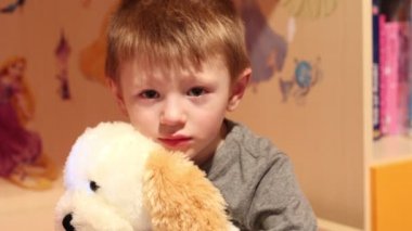 küçük çocuk köpek teddy ile gülümseyen