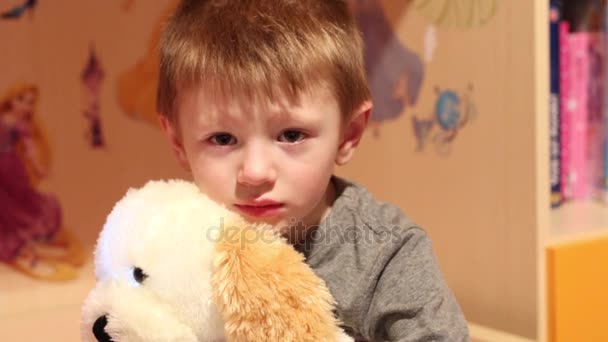 Маленький Хлопчик Посміхається Собакою Тедді — стокове відео