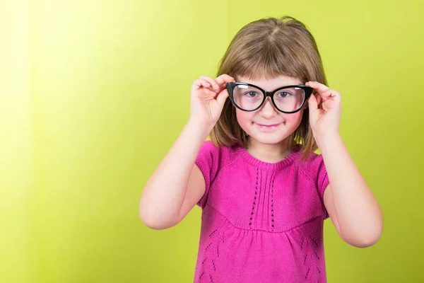 Petite fille souriante avec des lunettes — Photo