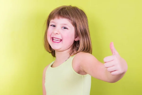 Lachende meisje met Duimschroef opwaarts — Stockfoto