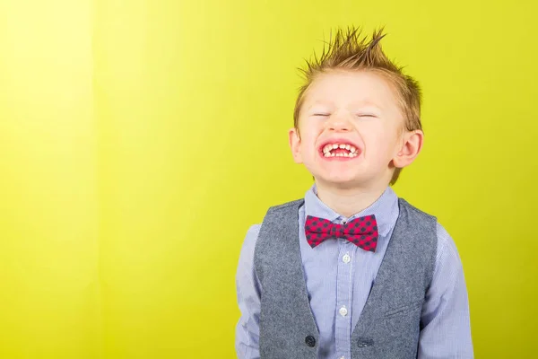 Улыбающийся ребенок в рубашке и галстуке-бабочке — стоковое фото