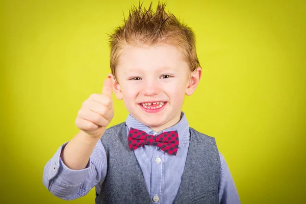 Lachende jongen met Duimschroef opwaarts — Stockfoto