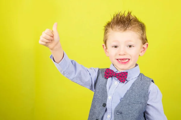 Sorridente ragazzo con i pollici in su — Foto Stock