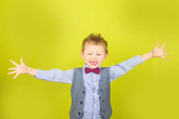 Bambino sorridente con camicia e papillon — Foto Stock